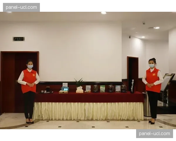 东京水上运动中心暖场表演突发技术故障,志愿者临时组成人链引导观众疏散 东京水上运动中心暖场表演突发技术故障,志愿者临时组成人链引导观众疏散